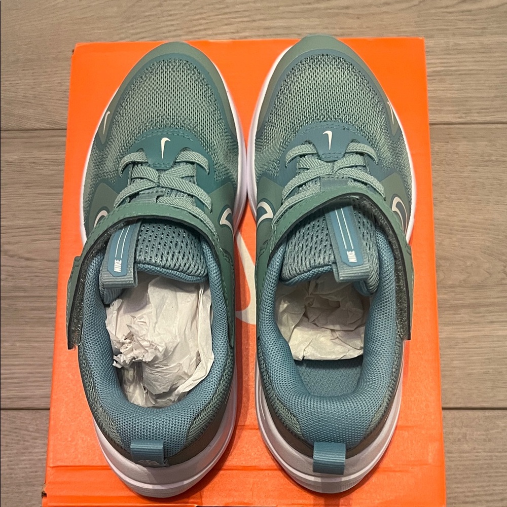 Little Girl’s Nike Cosmic Runner Athletic Shoes - Picture 2 of 6